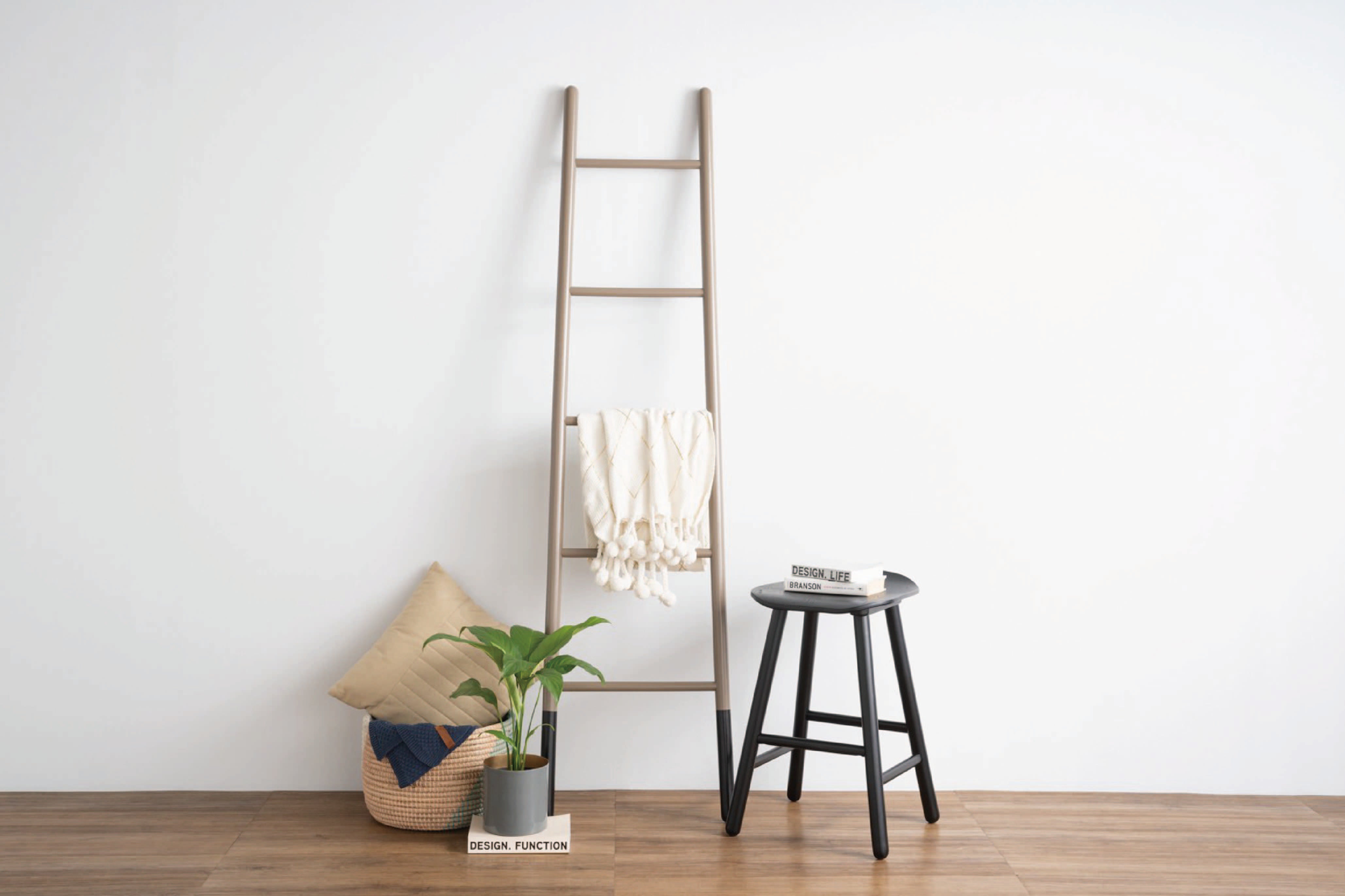 馬來西亞原裝進口實木傢俬 - NZ系列 - MYCROFT梯形毛巾架